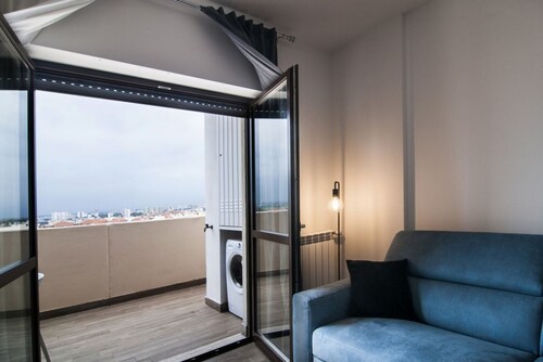 GuestHost - Comfortable apartment located on the seventh floor of a modern residence equipped with a lift.In 40 square meters of space it comfortably accommodates 2 people with a double bedroom.Located in the Fonte Laurentina district, near the ring road