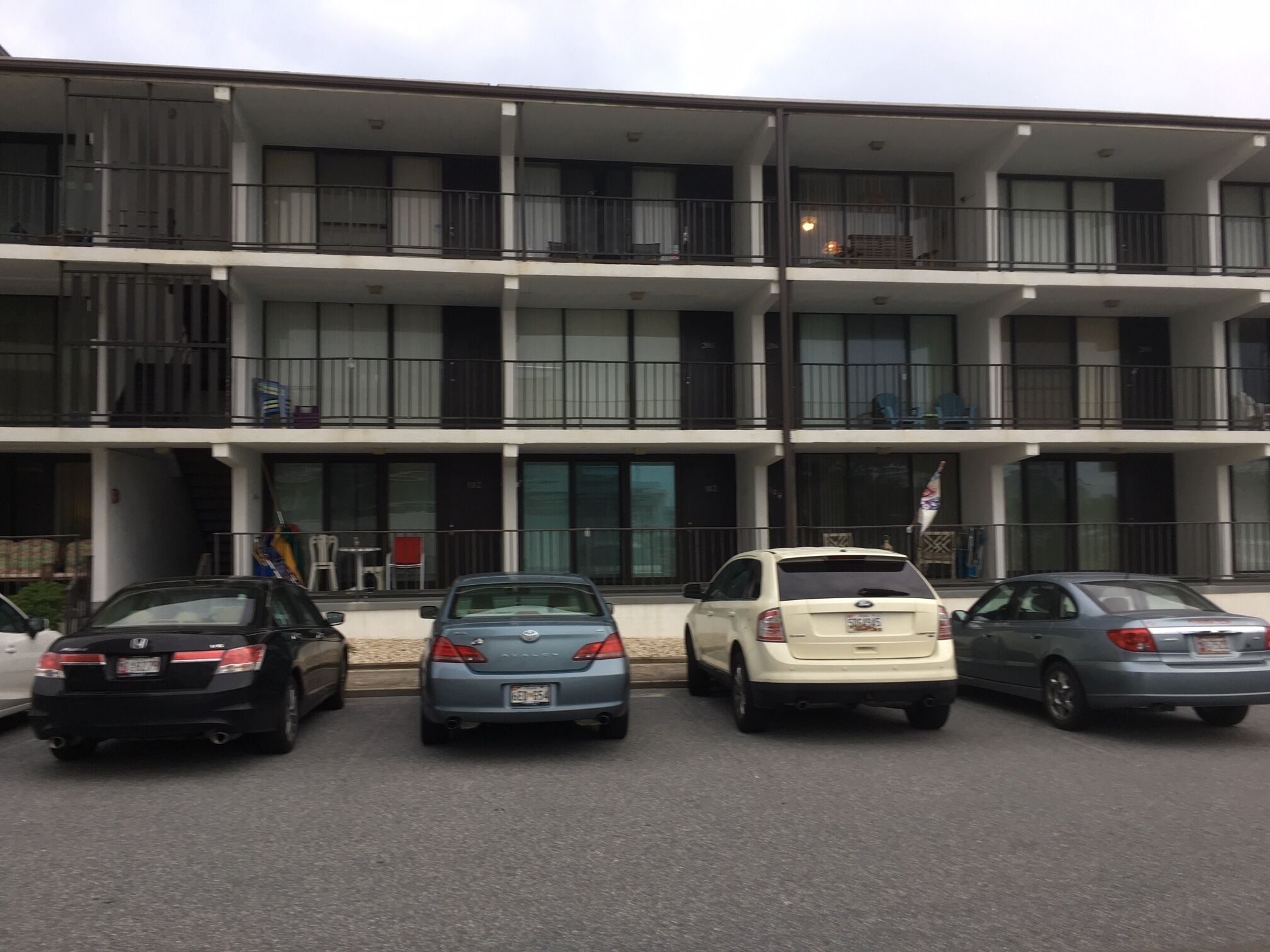 Un edificio de varios pisos con estacionamiento.