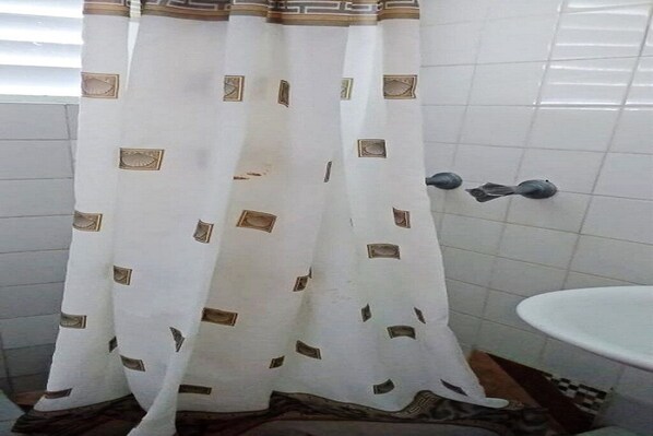 تجهيزات دش، مناشف، صابون، ورق حمّام