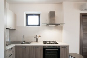 Kühlschrank, Geschirrspüler, Wasserkocher, Kochgeschirr/Geschirr/Besteck