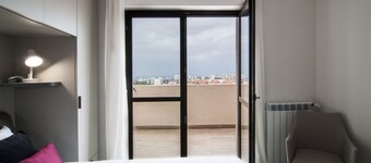 Comfortable apartment located on the seventh floor of a modern residence equipped with a lift.In 40 square meters of space it comfortably accommodates 2 people with a double bedroom.Located in the Fonte Laurentina district, near the ring road, the Cecchi