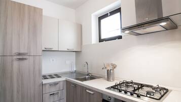 KĂŒhlschrank, GeschirrspĂŒler, Wasserkocher, Kochgeschirr/Geschirr/Besteck