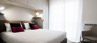 Comfortable apartment located on the seventh floor of a modern residence equipped with a lift.In 40 square meters of space it comfortably accommodates 2 people with a double bedroom.Located in the Fonte Laurentina district, near the ring road, the Cecchi