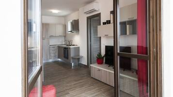 KĂŒhlschrank, GeschirrspĂŒler, Wasserkocher, Kochgeschirr/Geschirr/Besteck