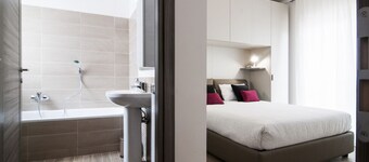 Comfortable apartment located on the seventh floor of a modern residence equipped with a lift.In 40 square meters of space it comfortably accommodates 2 people with a double bedroom.Located in the Fonte Laurentina district, near the ring road, the Cecchi