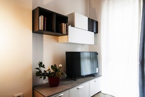 Interior - GuestHost - Comfortable apartment located on the seventh floor of a modern residence equipped with a lift.In 40 square meters of space it comfortably accommodates 2 people with a double bedroom.Located in the Fonte Laurentina district, near the ring road (Roma)