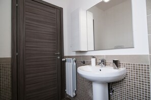 Bathtub, hair dryer, bidet - Comfortable apartment located on the seventh floor of a modern residence equipped with a lift.In 40 square meters of space it comfortably accommodates 2 people with a double bedroom.Located in the Fonte Laurentina district, near the ring road, the Cecchi (Roma)