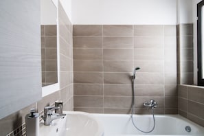 Baignoire, sĂšche-cheveux, bidet