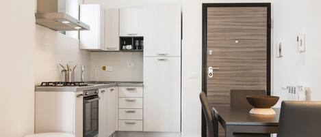 Kühlschrank, Geschirrspüler, Wasserkocher, Kochgeschirr/Geschirr/Besteck