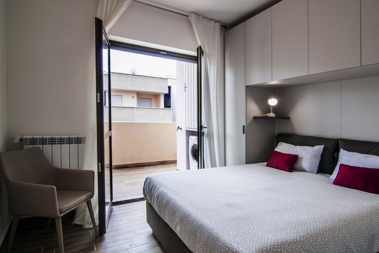1 habitación y tabla de planchar con plancha 