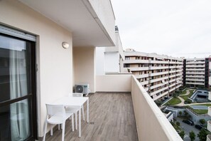 Outdoor dining - Comfortable apartment located on the seventh floor of a modern residence equipped with a lift.In 40 square meters of space it comfortably accommodates 2 people with a double bedroom.Located in the Fonte Laurentina district, near the ring road, the Cecchi (Roma)