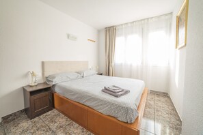 4 bedrooms, iron/ironing board, WiFi, bed sheets - CUNIT HOME - TOTALLY RENOVATED APARTMENT WITH EVERYTHING NEW (Cunit)