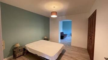 3 slaapkamers, een strijkplank/strijkijzer, reisbedje, gratis wifi