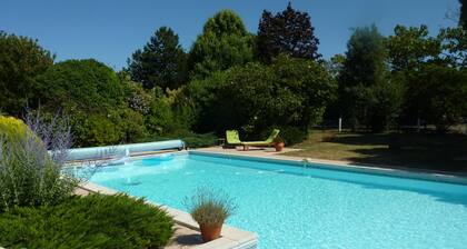 Beautiful villa private pool and beautiful garden next to La Rochelle