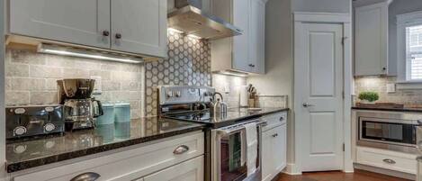 Refrigerador, microondas, horno y parrilla de estufa