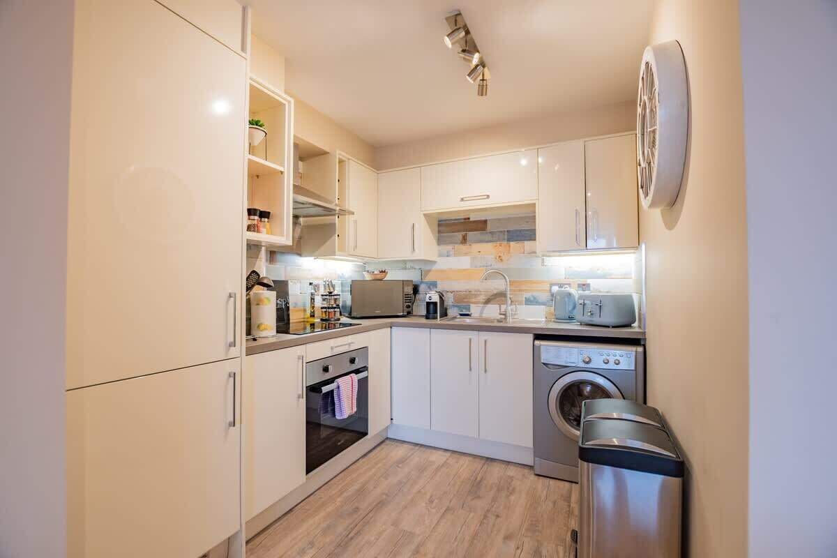 Jääkaappi, mikroaaltouuni, uuni, liesi