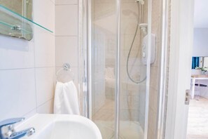 Douche, sèche-cheveux, serviettes fournies, savon