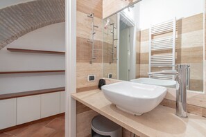 Shower, bidet, towels, toilet paper
