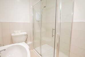 Dusche, Haartrockner, Handtücher, Seife