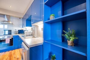 Fridge, microwave, oven, stovetop - Harbour and Water View Optional Parking (Galway City)