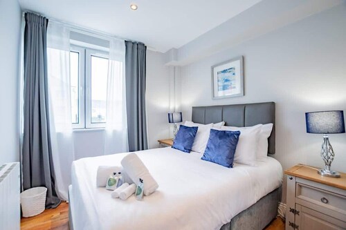 Harbour View Suites (C). HERZ der Stadt 3-Zimmer-Wohnung mit Blick auf das Wasser und Parkplatz