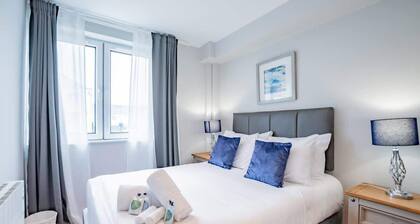 Harbour View Suites (C). HERZ der Stadt 3-Zimmer-Wohnung mit Blick auf das Wasser und Parkplatz