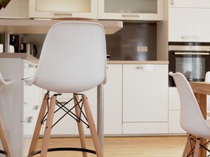 Refrigerador, microondas, lavavajillas y cafetera y tetera 