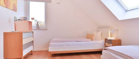 4 bedrooms, travel crib, WiFi