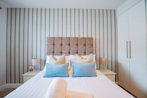 2 bedrooms, iron/ironing board, travel cot, Internet - Luxury Living Galway City. Free Secure Parking (Galway City)