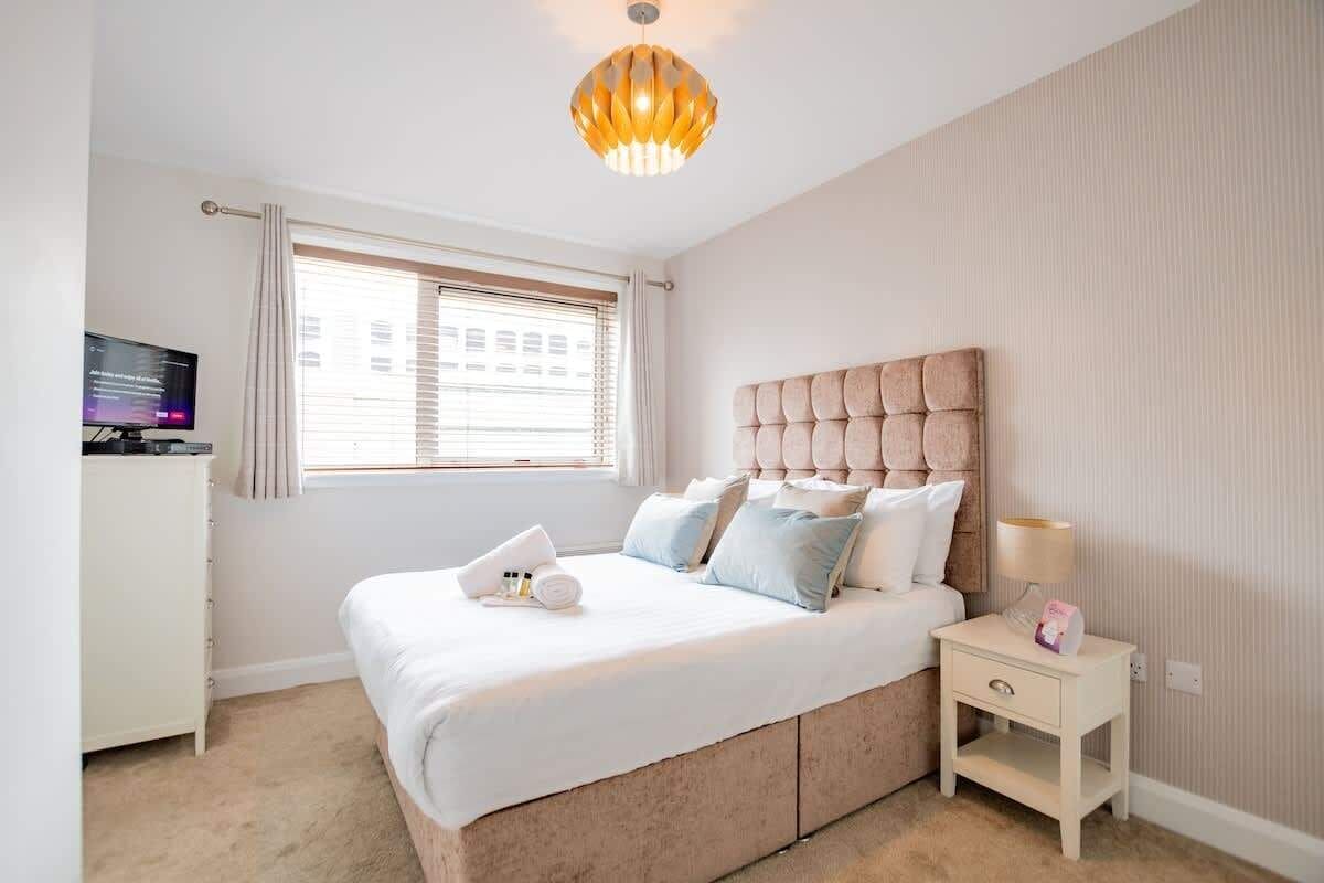 2 bedrooms, iron/ironing board, travel cot, Internet