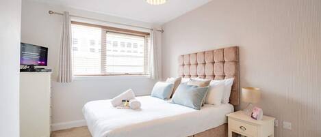 2 bedrooms, iron/ironing board, travel cot, Internet