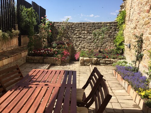 Est Locanda, panoramic apartment with garden on the medieval walls of the town
