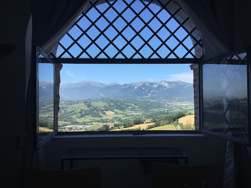 Est Locanda, appartement panoramique avec jardin sur les remparts médiévaux de la ville
