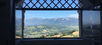 Est Locanda, panoramic apartment with garden on the medieval walls of the town