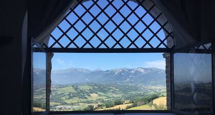 Est Locanda, appartement panoramique avec jardin sur les remparts médiévaux de la ville