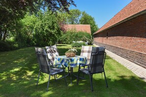 Outdoor dining - Apartment "Landblick" - "Ferienhof Bremer" (Neuharlingersiel)