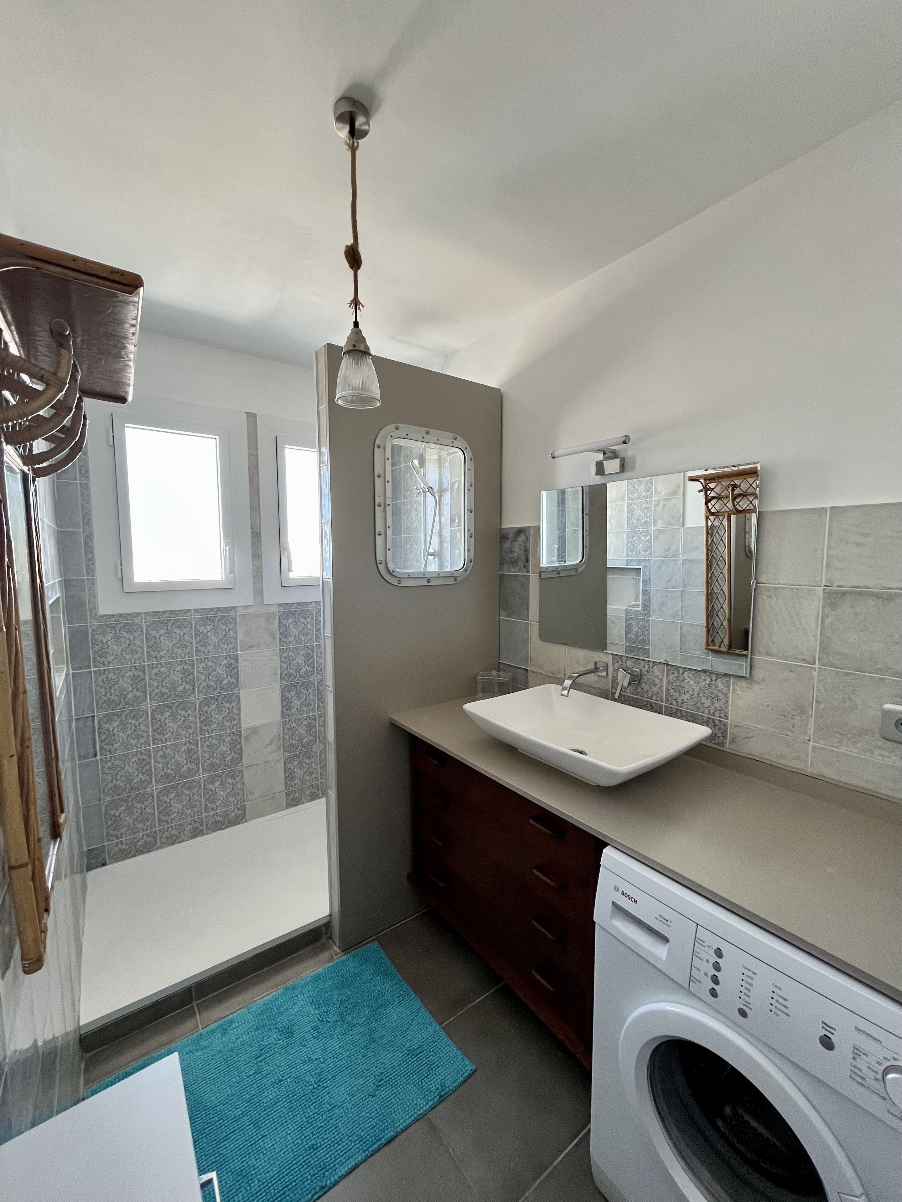 Douche, savon, papier de toilette