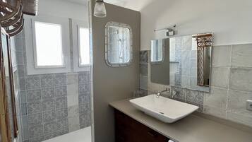 Douche, savon, papier de toilette