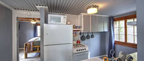 Een koelkast, een magnetron, een oven, een kookplaat