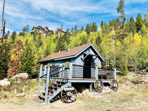 Walk to Downtown! Amazing views! Quiet, peaceful space! Rustic cabin, free WiFi