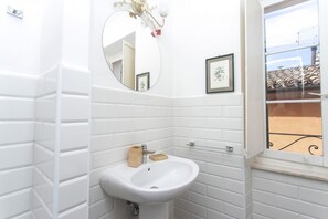 Shower, bidet, towels - S190 - Sirolo, three-room apartment in the square (Sirolo)