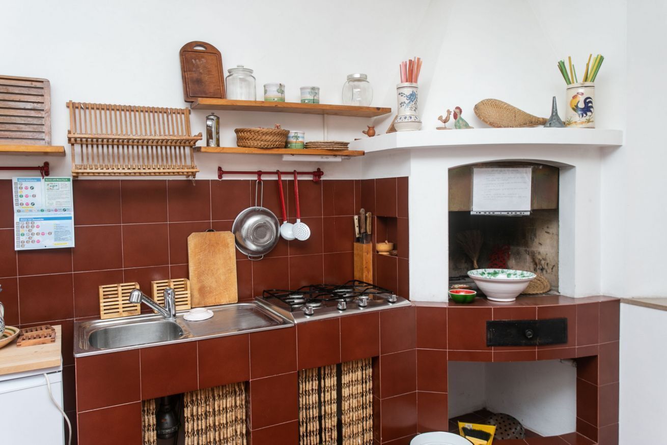 Frigorifero, tavolo da pranzo