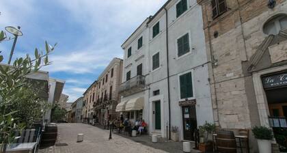 S190 - Sirolo, three-room apartment in the square
