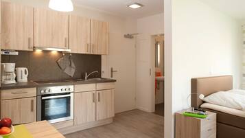 Réfrigérateur, four, chaise haute