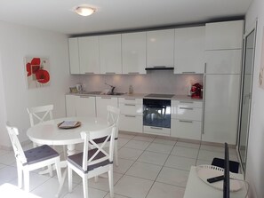 Geladeira, fogão, cooktop, lava-louças