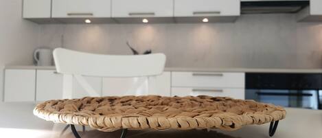 Kjøleskap, ovn, kokeplater og oppvaskmaskin