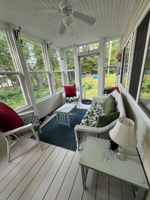 Smart TV, books - Private Lakefront Cottage in mid-coast Maine (Belmont)