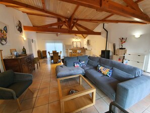 スマートテレビ、暖炉、書庫