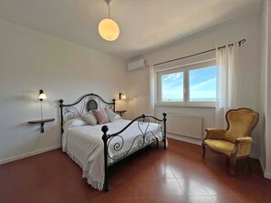 5 bedrooms, iron/ironing board, free WiFi, bed sheets