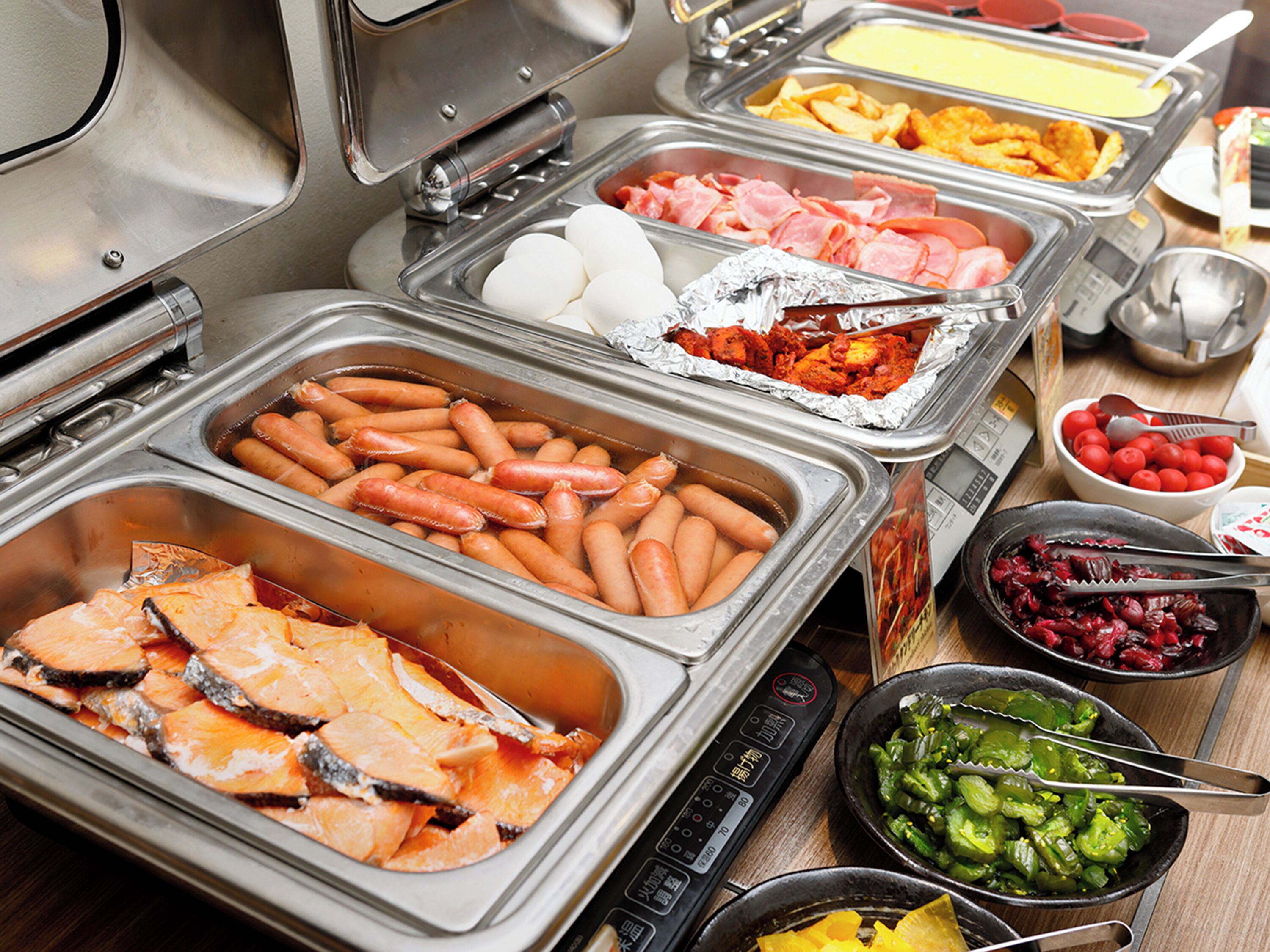 Daily buffet breakfast (JPY 1300 per person)